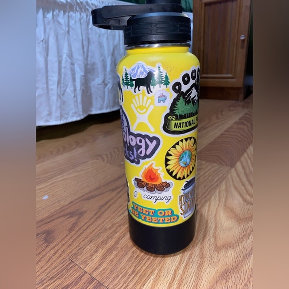 🌸 Hydro Flask Reusable Water Bottle 40oz Includes boot, 2 caps & stickers on it - Picture 8 of 15